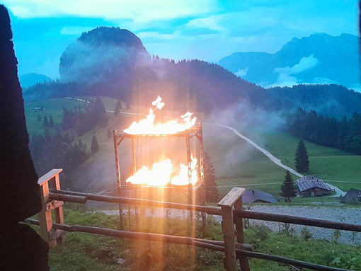 Feuerbrennen zur Sonnwendfeier